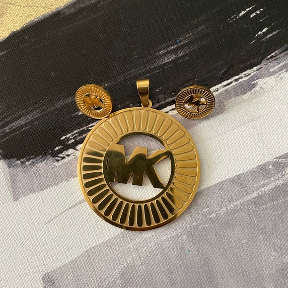 Michael Kors Pendant & Earing - Picture 6 of 7